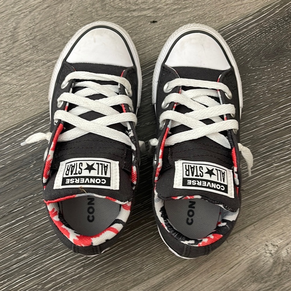 Little kids converse all star size 11. Worn only 3 times.